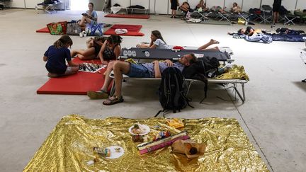 Des vacanciers&nbsp;au parc des expositions de La Teste-de-Buch (Gironde) après leur évacuation&nbsp;du camping en raison des incendies, le 13 juillet 2022. (THIBAUD MORITZ / AFP)