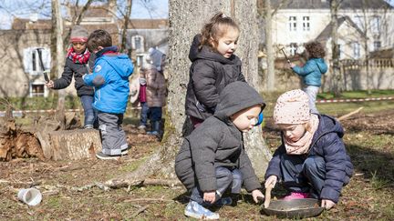 Des enfants de la ville de Poitiers (Vienne) font école dehors, le 9 mars 2023. (JEAN-FRANCOIS FORT / HANS LUCAS / AFP)