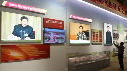 Alors que s'ouvre mercredi le 19ème&nbsp;Congrès national du Parti communiste chinois, une exposition à Pékin est consacrée aux réalisations accomplies ces cinq dernières années en Chine, sous la présidence de Xi Jinping. (WU HONG / EPA)