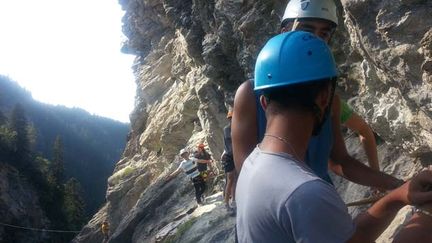 &nbsp; (Le parcours en via ferrata se fait équipé de casques et de harnais et on progresse le long des parois © RF-Sandrine Etoa)