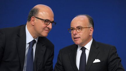 Pierre Moscovici, le ministre de l'Economie, et Bernard Cazeneuve, ministre du Budget, le 25 septembre &agrave; Paris. (ERIC PIERMONT / AFP)