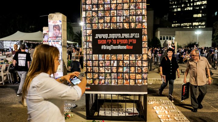 Des familles d'otages détenus à Gaza se rassemblent à Tel Aviv, le 26 octobre 2023. (AHMAD GHARABLI / AFP)