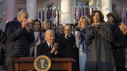 Le président des Etats-Unis, Joe Bien, signe un texte de loi, dans le jardin de la Maison Blanche, le 13 décembre 2022. (DREW ANGERER / GETTY IMAGES NORTH AMERICA / AFP)