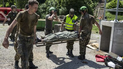 Des jeunes Suisses en service militaire lors d'un exercice à&nbsp;Bütschwil en Suisse, en 2013. (GAETAN BALLY / MAXPPP)