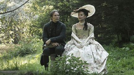 Mads Mikkelsen et Alicia Vikander dans &quot;Royal Affair&quot; de Nikolaj Arcel
 ( Jour 2 Fête / Chrysalis Films )