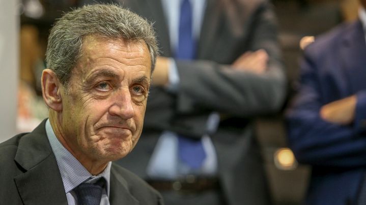 Nicolas Sarkozy lors d'une séance de dédicace de son livre, dans une librairie à Montpellier (Hérault), le 18 décembre 2024. (NICOLAS GUYONNET / HANS LUCAS / AFP)