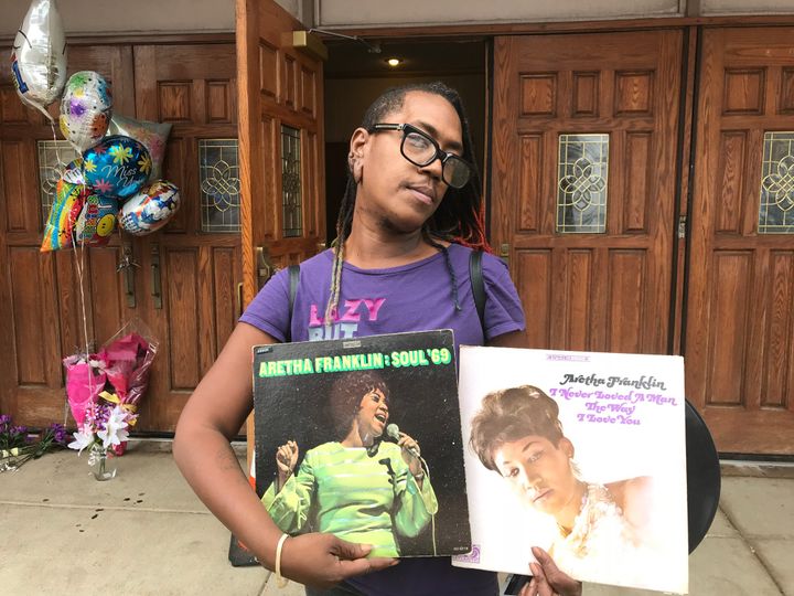 Une paroissienne munie de ses albums préférés d'Aretha Franklin devant l'église du père de la chanteuse décédée jeudi 16 août, la New Bethel Baptist Church à Detroit. (GREGORY PHILIPPS / FRANCEINFO)