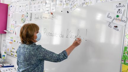 Préparation de la reprise des cours dans une école élémentaire de Villeurbanne (Rhône), le 11 mai 2020. (JOEL PHILIPPON / MAXPPP)