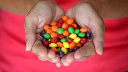 Des bonbons Skittles, qui contiennent entre autres du dioxyde de titane, potentiellement dangereux pour la santé. (LIONEL VADAM  / MAXPPP)