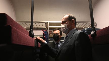 Le Premier ministre Jean Castex à bord du train couchettes Paris-Nice, le 20 mai 2021. (ANNE-CHRISTINE POUJOULAT / AFP)