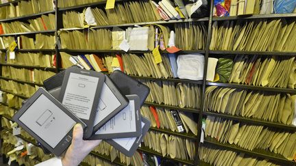 Quelques livres &eacute;lectroniques parmi les milliers de livres oubli&eacute;s chaque ann&eacute;e dans le m&eacute;tro londonien (Royaume-Uni), le 14 f&eacute;vrier 2013. Quelques 1 500 objets trouv&eacute;s sont d&eacute;pos&eacute;s chaque jour au LPO (London Lost Property Office). (TOBY MELVILLE / REUTERS)