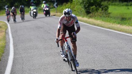 Le coureur italien de la formation AG2R Citroën, Andrea Vendrame, s'échappe lors de la 12e étape du Tour d'Italie qu'il va remporter le 20 mai 2021. (DARIO BELINGHERI / AFP)