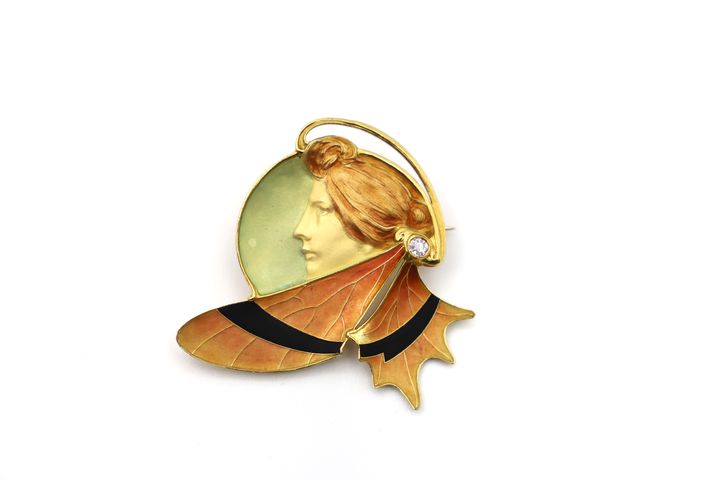 Cette broche-pendentif en or jaune, émail et diamants de 1900 représentant une femme libellule est caractéristique de l’Art Nouveau. (ArtCurial, 2018. Collection privée)