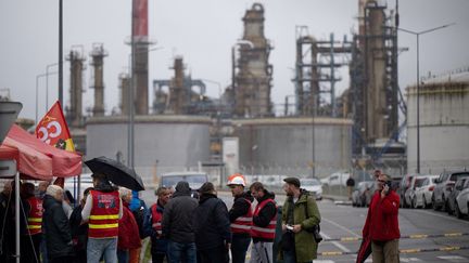 Des salariés grévistes et responsables syndicaux devant la raffinerie de Donges (Loire-Atlantique), le 14 octobre 2022. (LOIC VENANCE / AFP)