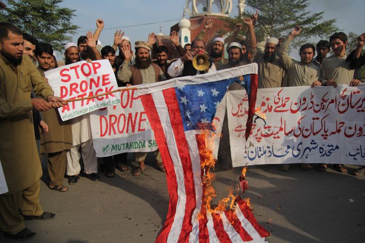 Des Pakistanais manifestant, le 31 octobre 2014 à Multan, contre une&nbsp;frappe de drone américain perpétrée la veille dans le Waziristan. (SS MIRZA / AFP)