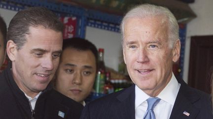 Le président américain Joe Biden (à droite) et son fils Hunter Biden (à gauche) à Pekin (Chine) le 9 décembre 2020. (ANDY WONG / POOL / AP POOL / MAXPPP)