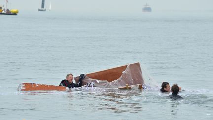 Jon Beswick et&nbsp;Neil Laughton &agrave; l'eau, apr&egrave;s avoir tent&eacute; de naviguer sur un bateau de glace, &agrave; Gosport (Royaume-Uni), le 1er juin 2014. (SOLENT NEWS/SIPA)