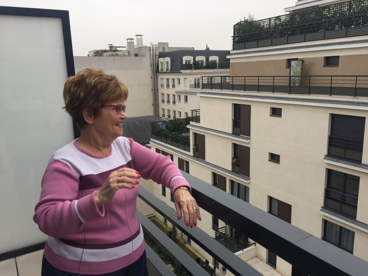 Colette Gerbi, résidente des Senioriales de Saint-Mandé (Val-de-Marne), sur le balcon de son appartement, le 10 avril 2019. (NOEMIE LECLERCQ / FRANCE INFO)