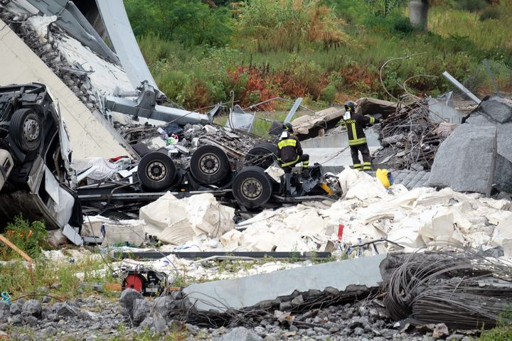 La carcasse d'un poids-lourd au milieu des décombres du pont autoroutier à Gênes, en Italie,&nbsp;après son effondrement, le 14 août 2018. (ANDREA LEONI / AFP)