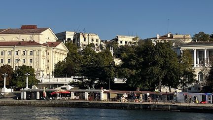 Le quartier général de la flotte de la mer Noire à Sébastopol partiellement détruit après avoir été touché par deux missiles de l'armée ukrainienne. (SYLVAIN TRONCHET / RADIO FRANCE)