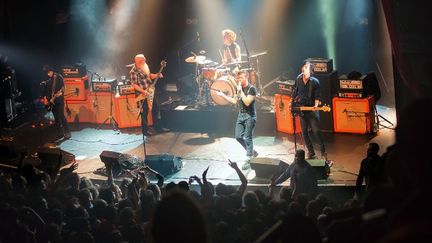 Le groupe Eagles of Death Metal sur la scène du Bataclan le 13 novembre 2015
 (Marion Ruszniewski / Rock&amp;Folk / AFP)