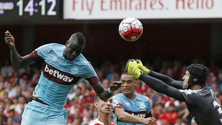 Kouyaté (West Ham) devance la sortie de Cech (Arsenal) (ADRIAN DENNIS / AFP)