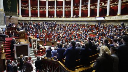 Les députés se lèvent après l'annonce du résultat du vote qui rejette l'article 2 de la loi sur la réforme des retraites, mardi 14 février 2023 à l'Assemblée nationale. (LUDOVIC MARIN / AFP)