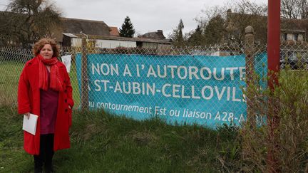 Stéphanie Cubaud, membre de l’association Sauvegarde du cadre de vie de Belbeuf-Saint-Adrien et du Plateau Est, se bat contre&nbsp;le projet de contournement Est de Rouen (ANTOINE DEIANA / FRANCEINFO)