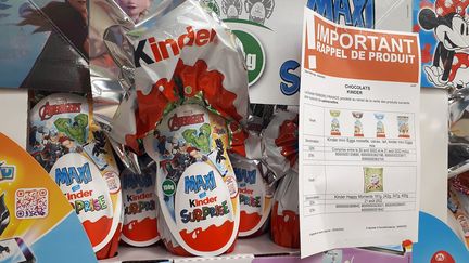 Dans un supermarché, une affiche avertit les consommateurs du rappel de plusieurs produits Kinder. (STEPHANIE BERLU / RADIO FRANCE)