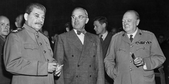 Du 7 juillet au 2 août 1945, le soviétique Staline, l'Américain Truman et l'Anglais Churchill à la conférence de Potsdam où se décide la répartition des "réfugiés" vers l'Allemagne.  (AFP)