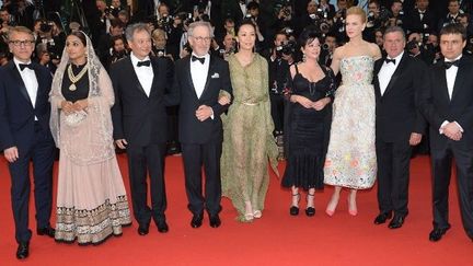 Steven Spielberg, président du jury du Festival de Cannes 2013, entouré de ses jurés
 (ALBERTO PIZZOLI / AFP)