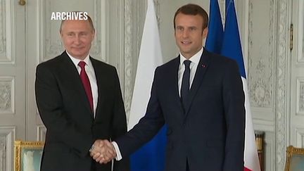 Emmanuel Macron en Russie : le face-à-face avec Vladimir Poutine s'annonce "tendu"