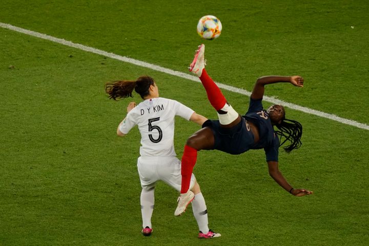 Griedge Mbock Bathy&nbsp;tente un retourné acrobatique face à la Corée du Sud, vendredi 7 juin 2019 au Parc des Princes. (KENZO TRIBOUILLARD / AFP)