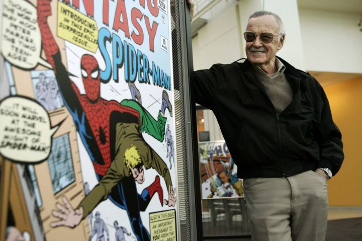 Stan Lee à côté de ses dessins, ici en 2006 au California Science Center in Los Angeles.
 (DAMIAN DOVARGANES/AP/SIPA)