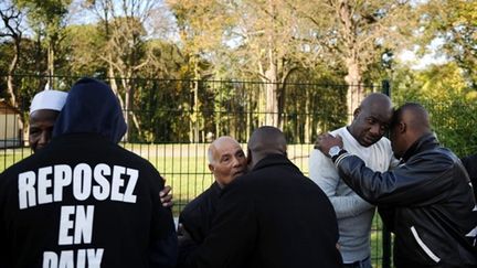 Des proches de Zyed et Bouna à Clichy-sous-Bois le 27 octobre 2009 (© AFP Fred Dufour)