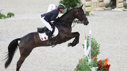 Nicolas Touzaint lors de l'épreuve de saut d'obstacles sur le concours complet par équipes des Jeux de Tokyo, lundi 2 août 2021. (FRISO GENTSCH / DPA)