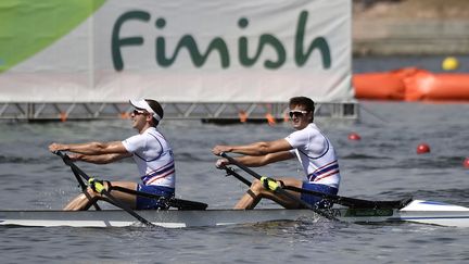 Les rameurs en action (JEFF PACHOUD / AFP)