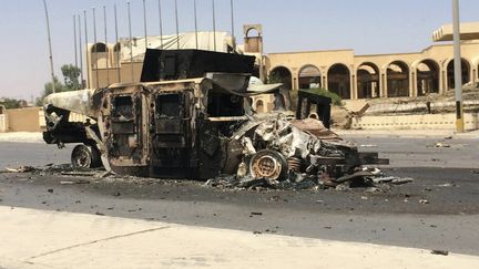 Un v&eacute;hicule des forces de s&eacute;curit&eacute; irakiennes se consume, apr&egrave;s l'attaque de rebelles jihadistes, le 11 juin 2014 &agrave; Mossoul, la deuxi&egrave;me ville d'Irak.&nbsp; (REUTERS)