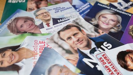 Les professions de foi des candidats à l'élection présidentielle sont distribuées jusqu'au samedi 9 avril dans les boîtes aux lettres. (DANIEL KARMANN / DPA)