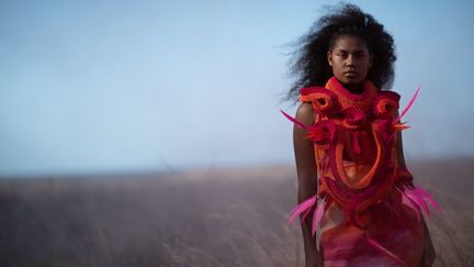 Exposition "Piinpi : mode Aborigène contemporaine" à l'Ambassade d'Australie à Paris en janvier 2022. Une sculpture corporelle -&nbsp;Body Armour. A Weave of Reflection Pink and Orange (2018) - de&nbsp;la créatrice de mode et artiste Grace Lillian Lee (WADE LEWIS ART)