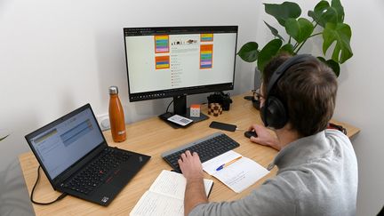 Un homme en télétravail à caue de la pandémie de Covid-19. Photo d'illustration. (MARC OLLIVIER / MAXPPP)