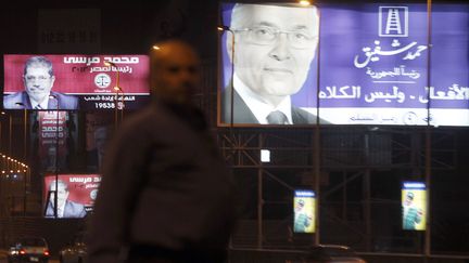 Affiches des candidats au second tour de la pr&eacute;sidentielle &eacute;gyptienne, l'islamiste Mohammed Morsi et l'ancien Premier ministre d'Hosni Moubarak&nbsp;Ahmad Chafiq, au Caire. ( AMR ABDALLAH DALSH / REUTERS)