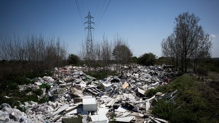 Décharges : des citoyens portent plainte contre l'État