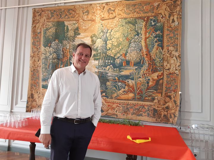 Louis Aliot dans son QG de campagne, en vue des municipales de 2020 à Perpignan. (SARAH TUCHSCHERER / RADIO FRANCE)