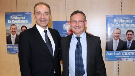 Le pr&eacute;sident de l'UMP Jean-Fran&ccedil;ois Cop&eacute; (&agrave; gauche), le 14 juin 2013 &agrave; Villeneuve-sur-Lot, &agrave; c&ocirc;t&eacute; de&nbsp;Jean-Louis Costes,&nbsp;le candidat du parti dans la 3e circonscription du Lot-et-Garonne, o&ugrave; il a remport&eacute; la l&eacute;gislative partielle, le 23 juin. (MEHDI FEDOUACH / AFP)