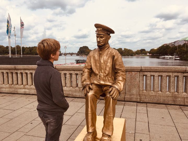 Yann face à un comédien, à Hambourg. (INGRID POHU / RADIO FRANCE)