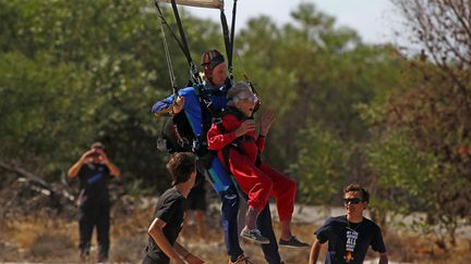 Pour f&ecirc;ter son centenaire,&nbsp;cette Sud-Africaine s'est offerte un saut en parachute au Cap (Afrique du Sud), le 14 mars 2015. (SCHALK VAN ZUYDAM / AP / SIPA)