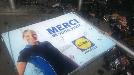 &nbsp; (Un panneau publicitaire au sol au Lidl de Quimper ©  Jean Saint-Marc / Radio France)