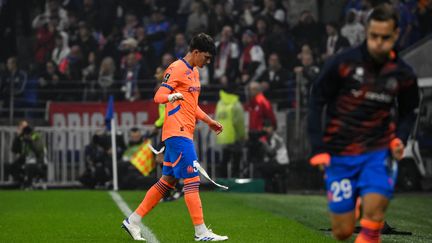 Leonardo Balerdi sort après son expulsion contre l'OL en Ligue 1, le 22 septembre 2024, au Groupama Stadium. (JEFF PACHOUD / AFP)