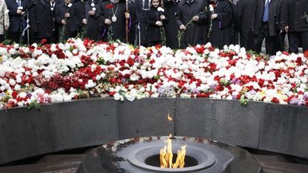 Le Catholicos Karékine II et le président Serge Sarkissian commémorent le génocide, au mémorial d'Erevan (24/04/2010) (AFP / Davit Hakobyan)